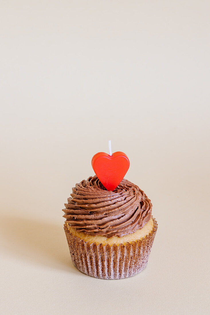 Cupcake mit Schokoladencreme und Herzdeko