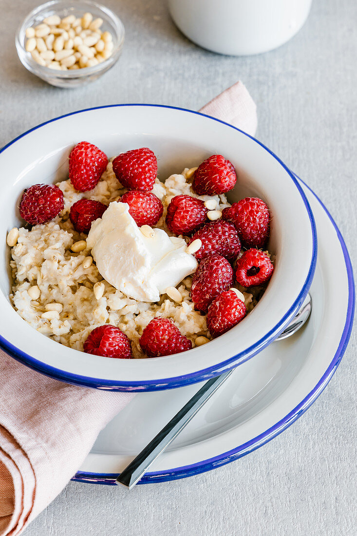 Haferflocken mit Mascarpone, Himbeeren, Pinienkernen und Honig