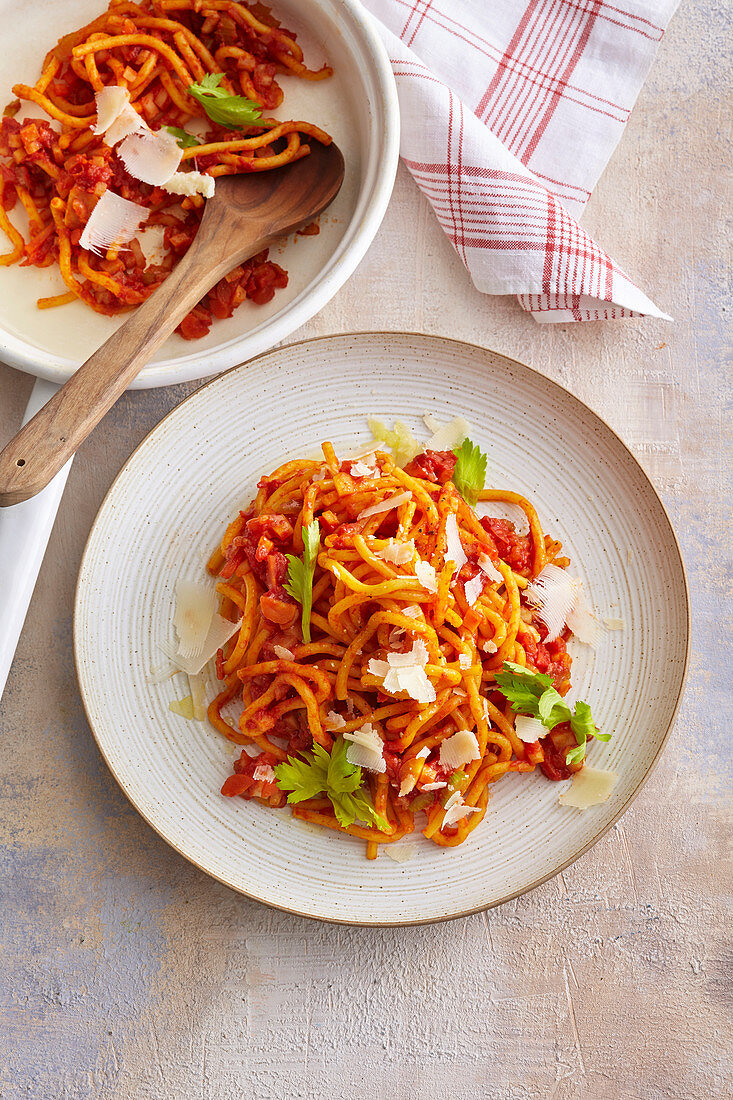 Spaghetti mit Wurzelgemüse und Tomatensauce