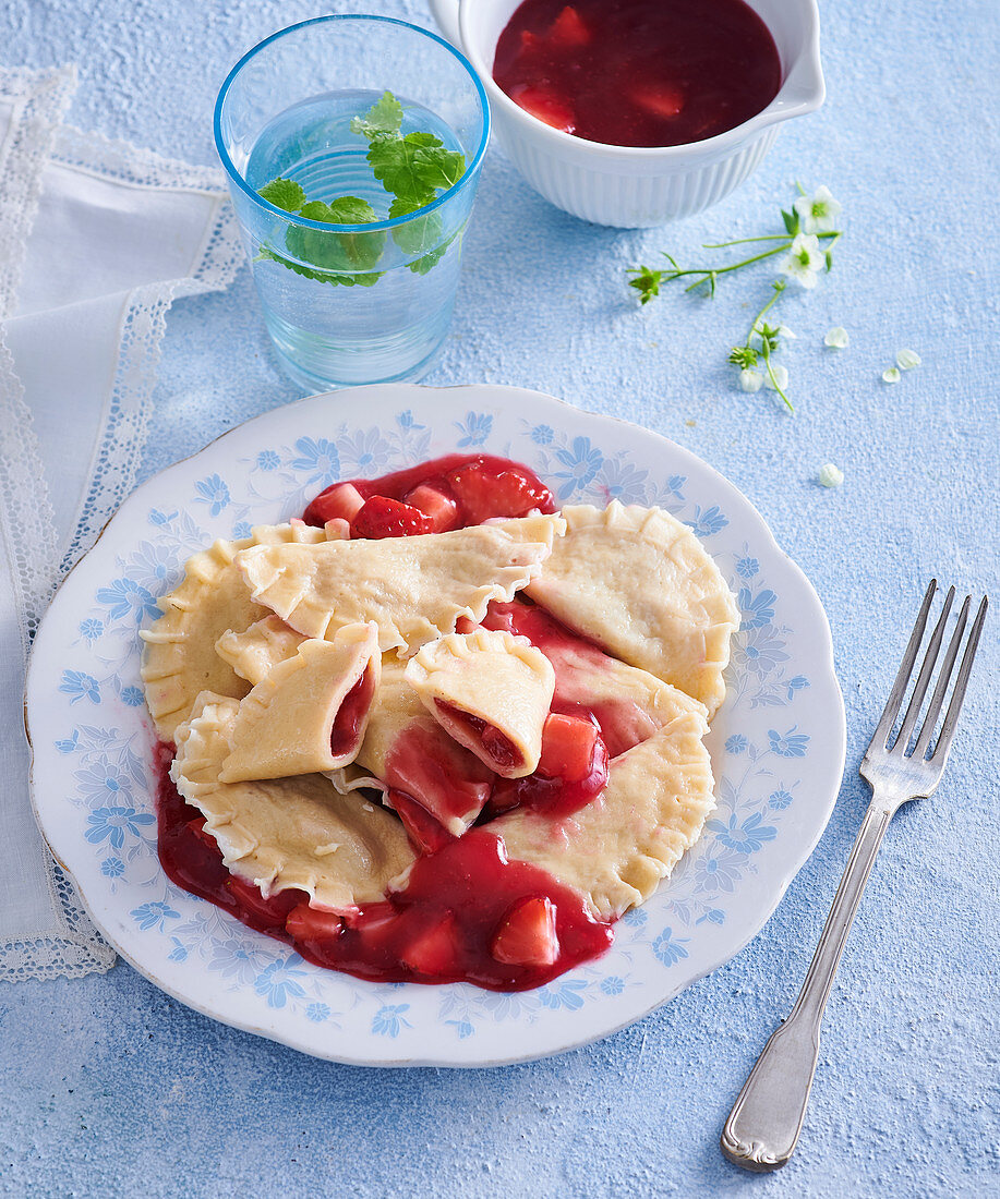 Süße Ravioli mit Erdbeerfüllung