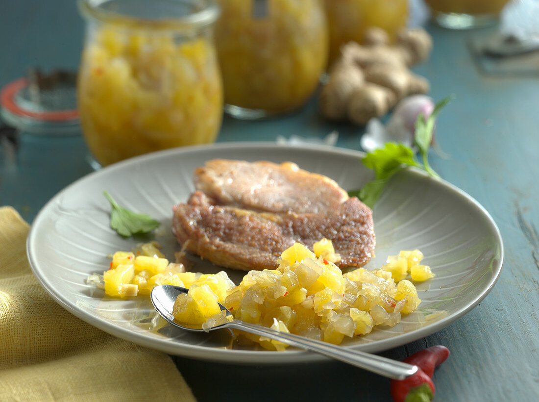 Ananas-Gurken-Chutney als Beilage zu Fleischgerichten