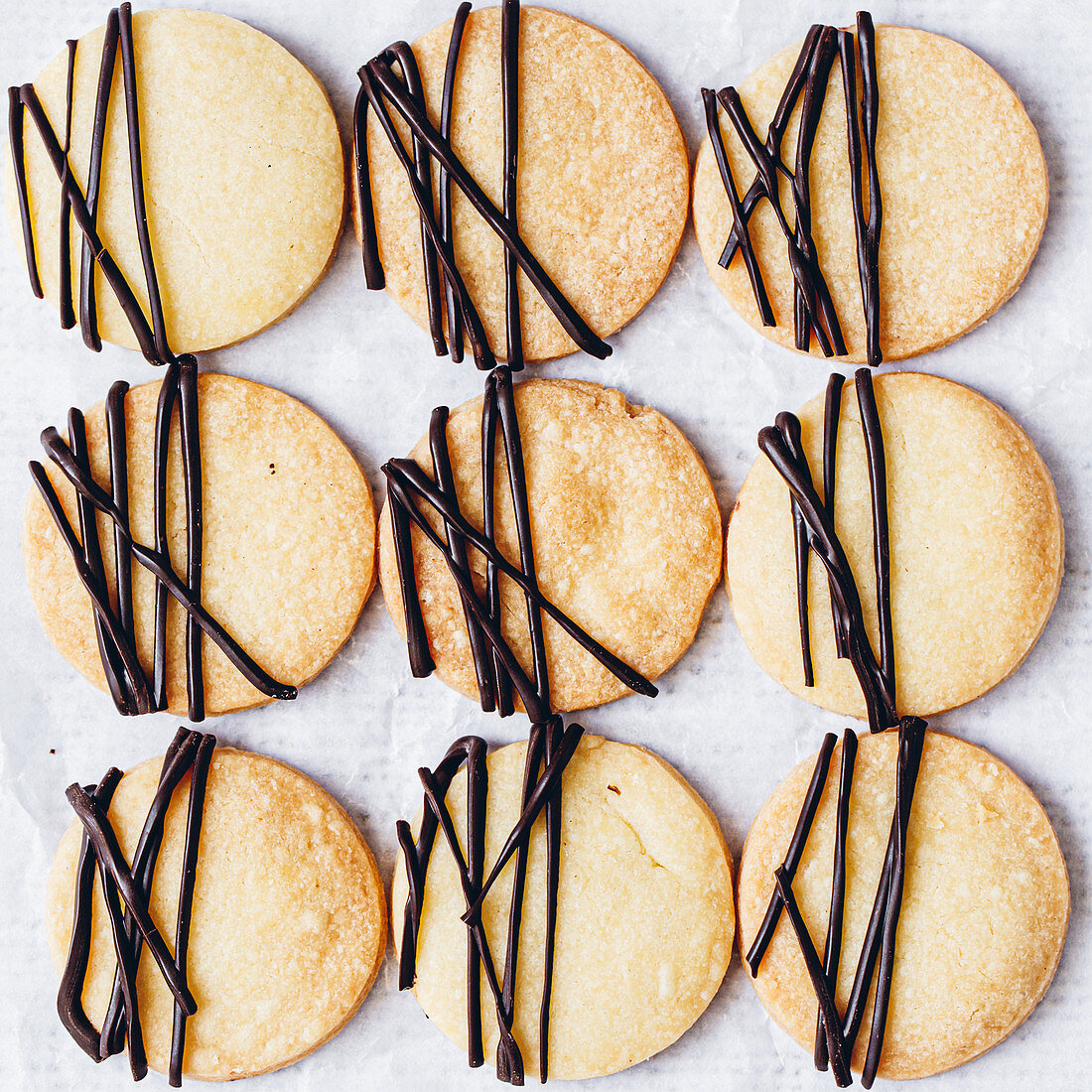 Shortbread Cookies mit Schokoladen-Drizzle
