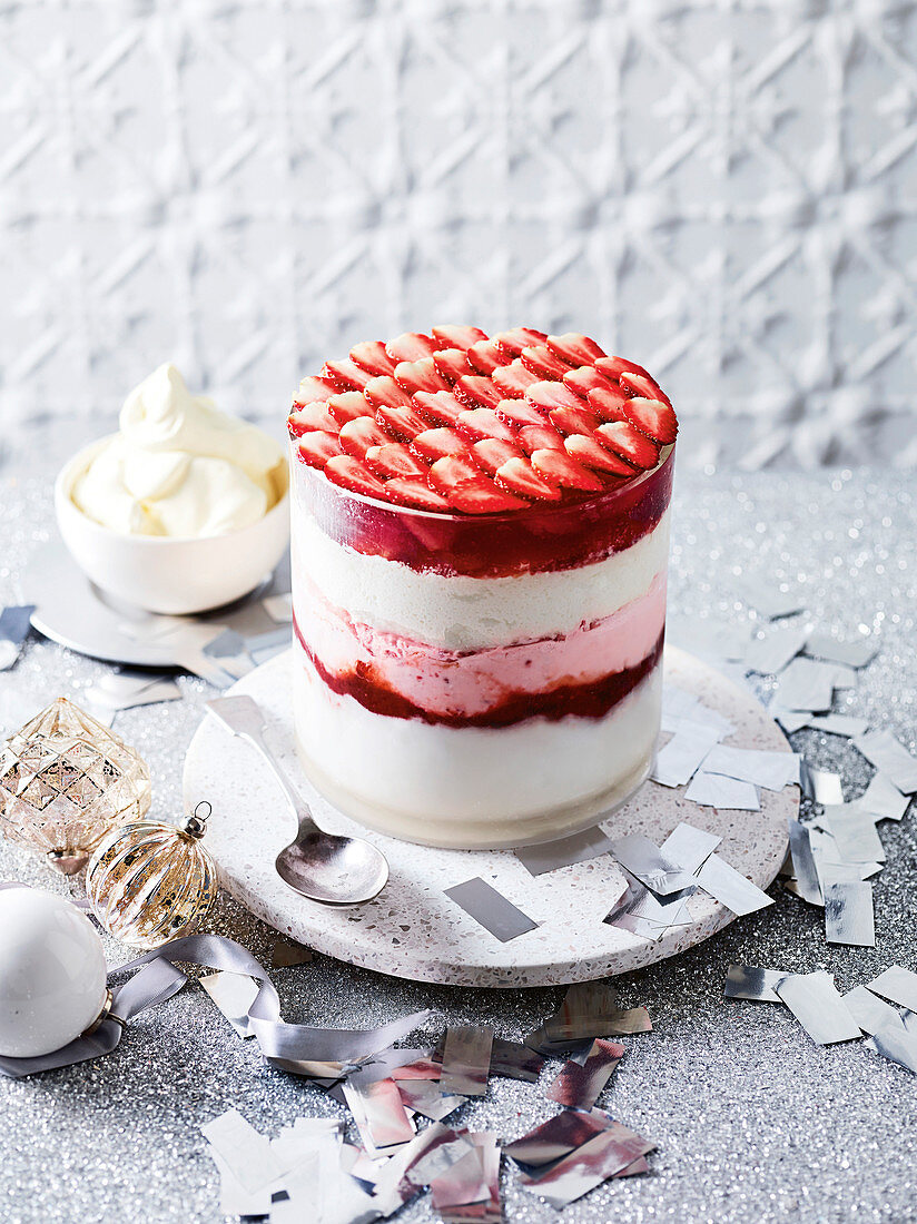 Trifle aus Kokos- und Erdbeereis mit Gin-Gelee