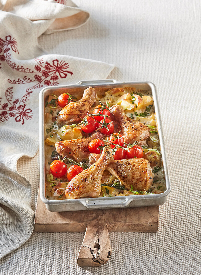 Gebratene Hähnchenkeulen mit Tomaten, Kartoffeln und Bryndza