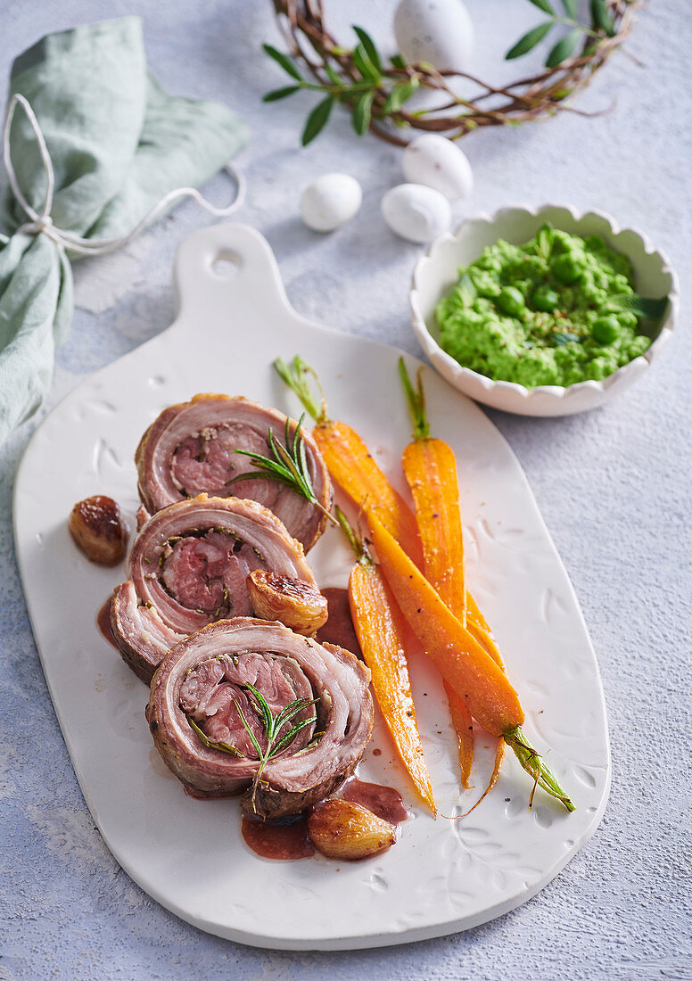 Lammroulade dazu Möhren und Erbsenpüree mit Minze