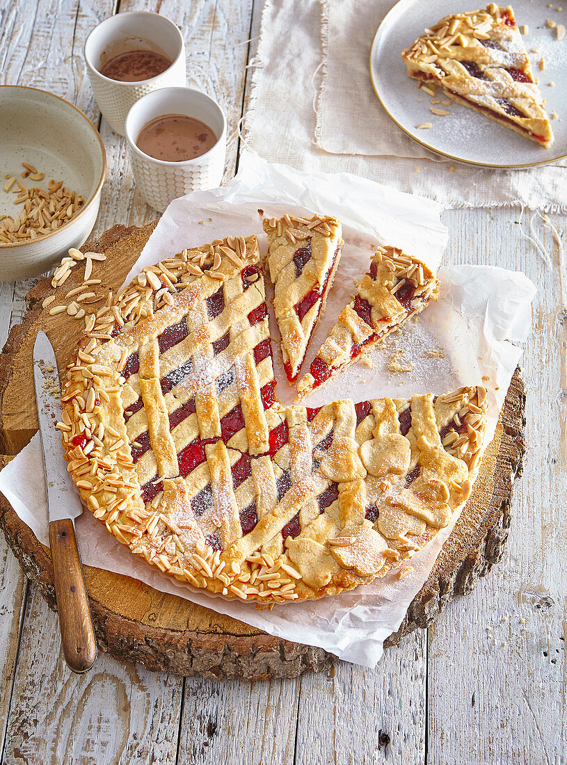 Linzer Torte mit Mandelstiften