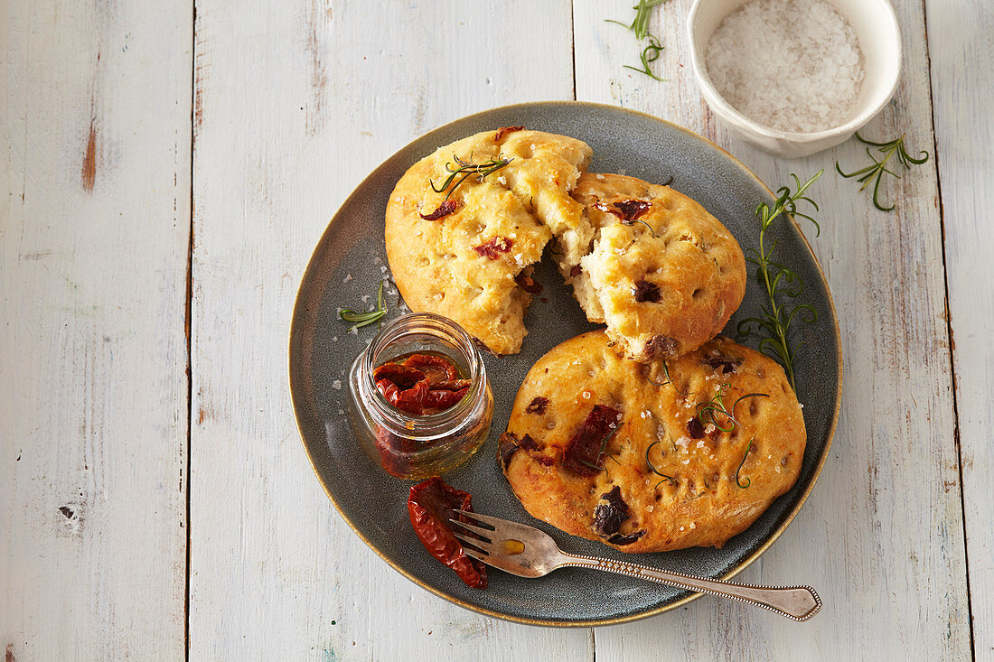 Hausgemachte Focaccia mit getrockneten Tomaten