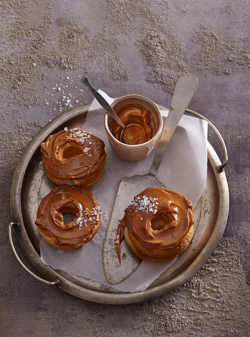 Donuts mit Karamellglasur