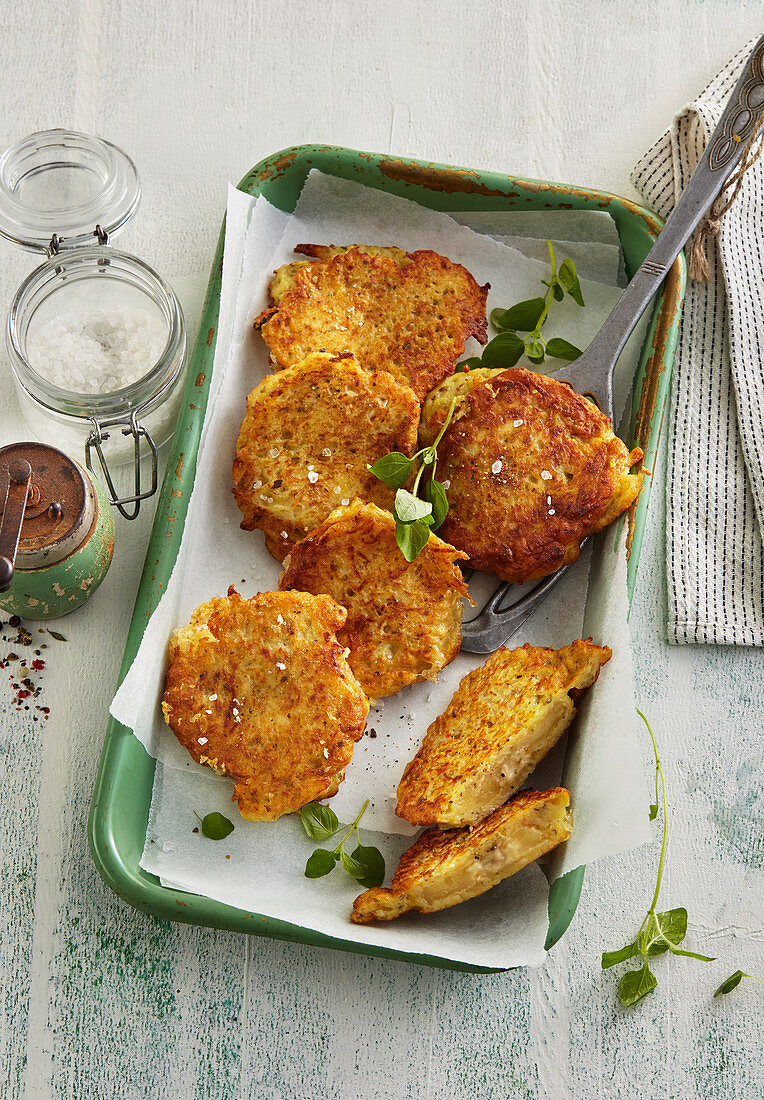 Knusprige Kartoffelpuffer mit würziger Käsekruste