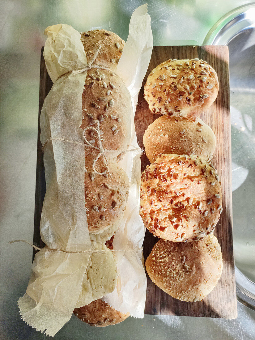 Brötchen mit Sesam und Sonnenblumenkernen