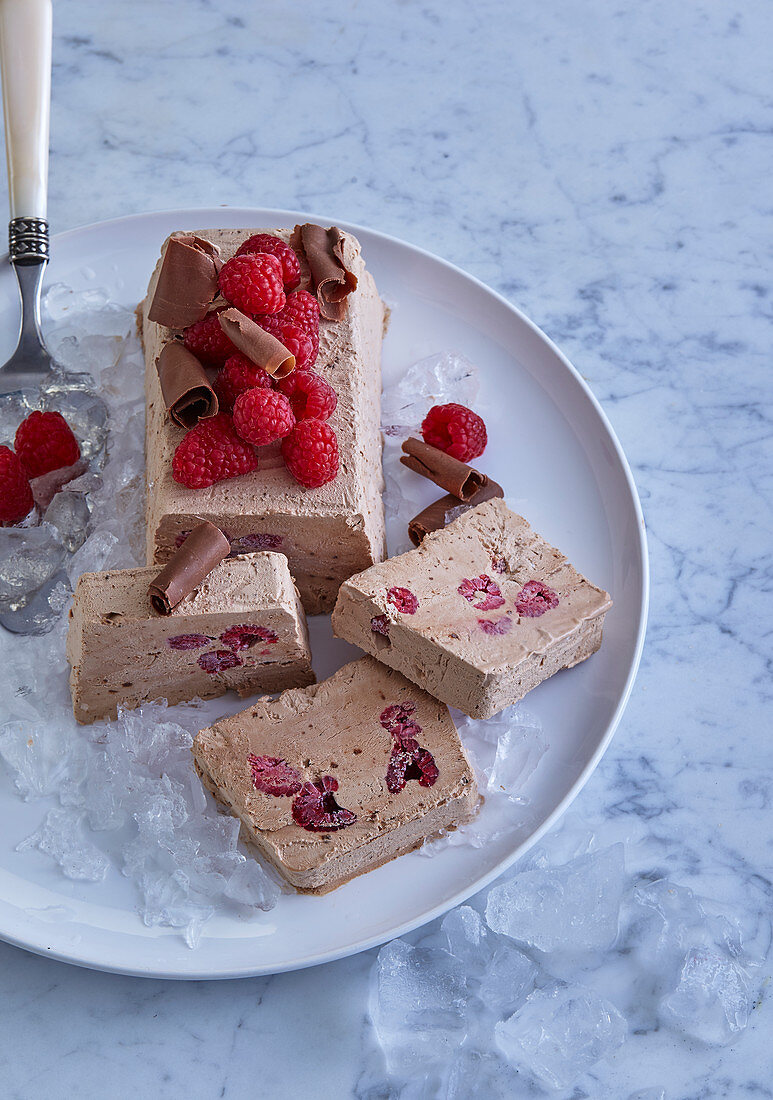 Schokoladeneisterrine mit Himbeeren