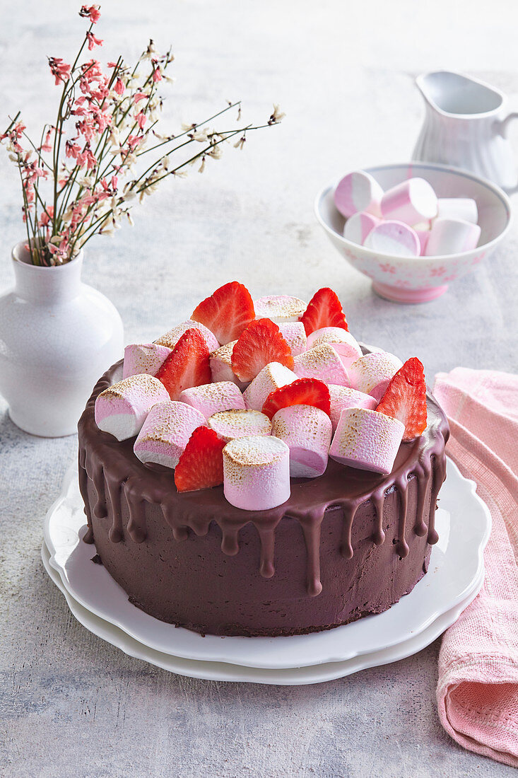 Schokoladentorte garniert mit Marshmallows und Erdbeeren