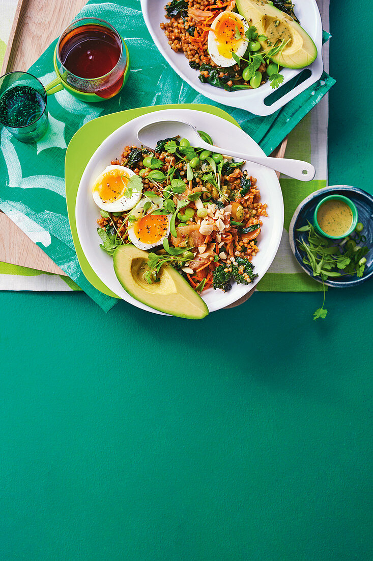 Frühstücks-Bowl mit Avocado und Buchweizen