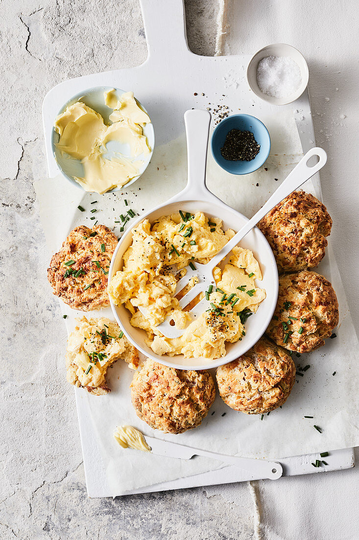 Scones mit Bacon und Rührei