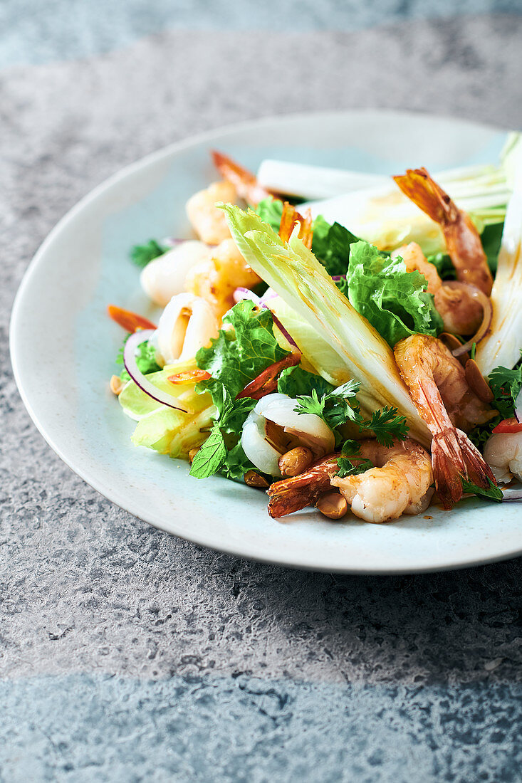 Salat mit gebratenen Garnelen, Lychees und Erdnüssen