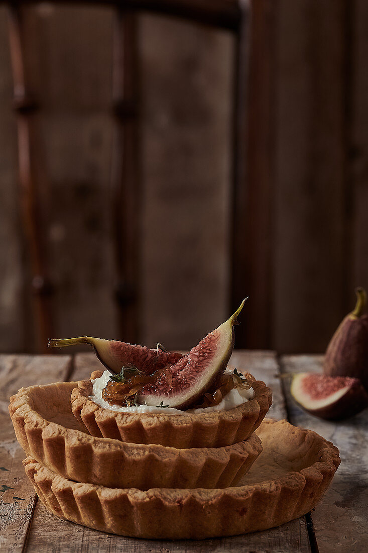 Tartlets with cheese cream and figs