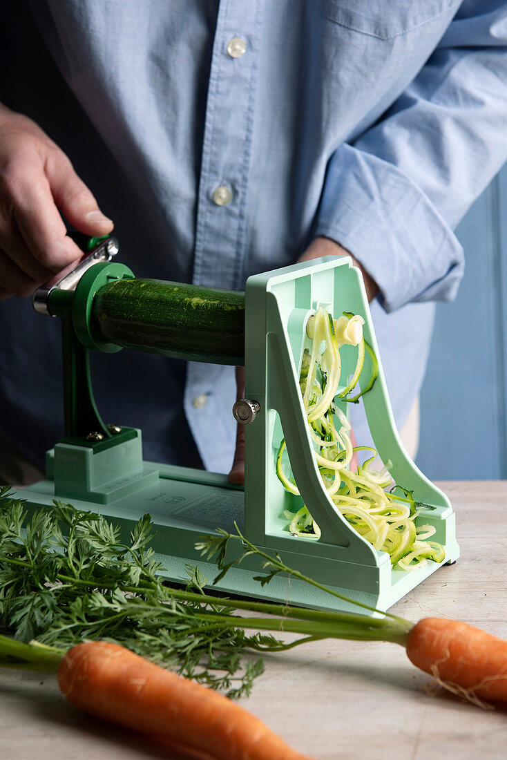 Zucchini-Spirelli herstellen (Zoodles)