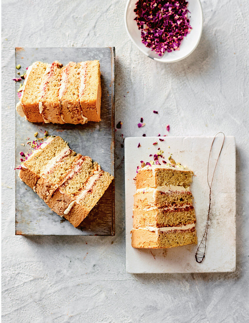 Pistazien-Biskuitkuchen mit Erdbeermarmelade und Sahne