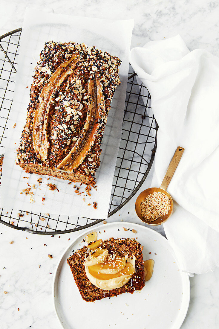 Körnerbrot mit Joghurt und gebratenen Bananen