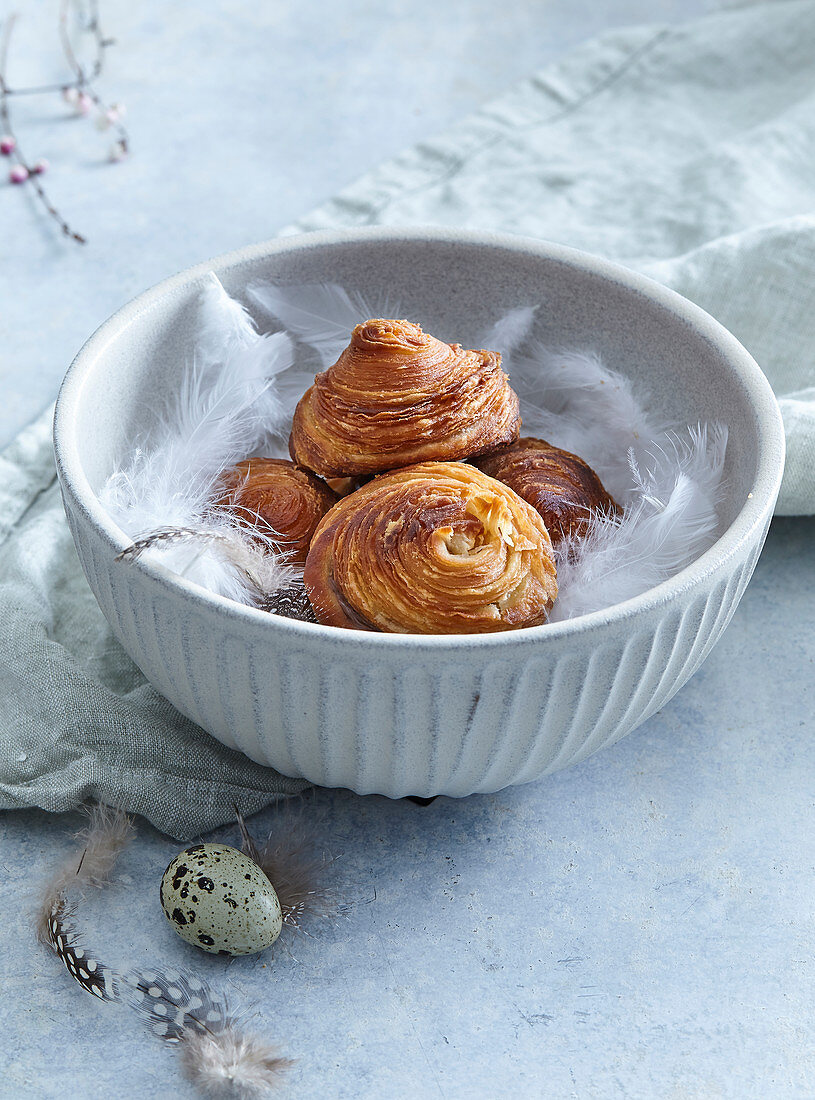 Süße Hefebrötchen mit Rosinen zu Ostern