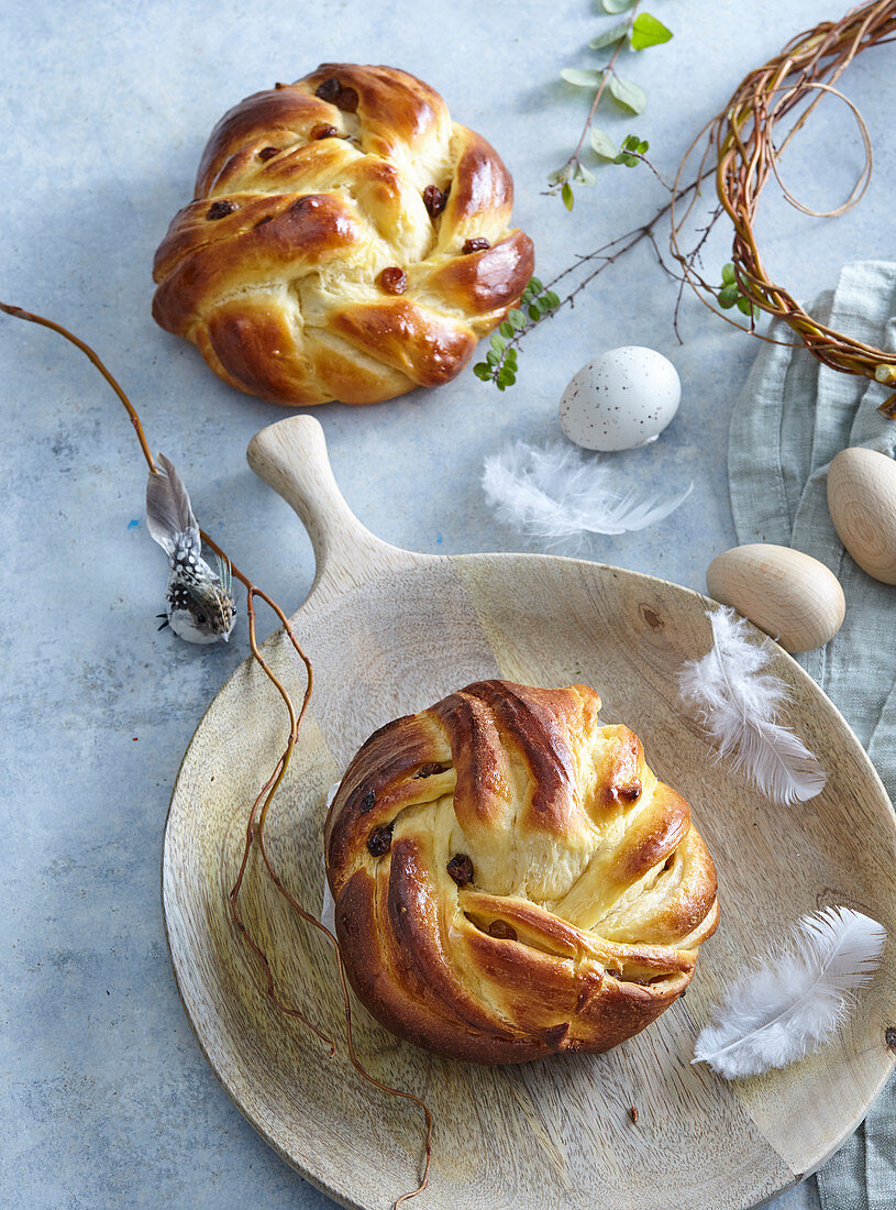 Hefe-Zopfbrötchen mit Rosinen zu Ostern