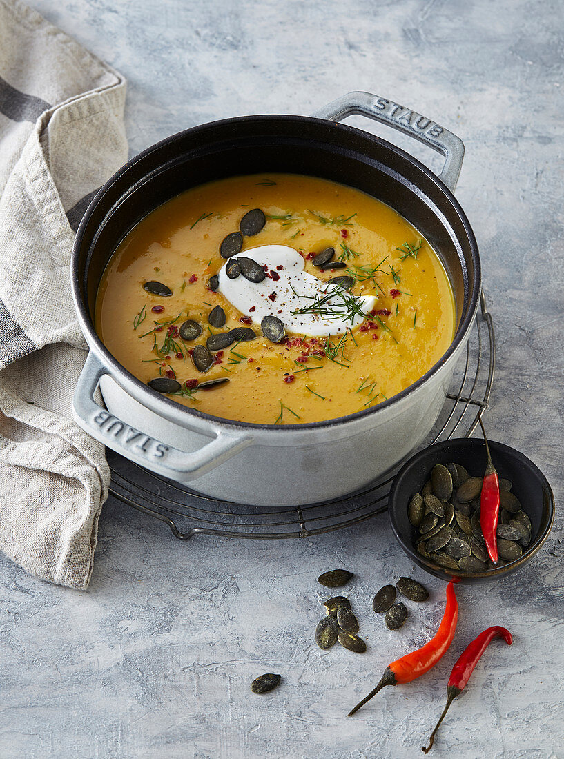 Karotten-Linsen-Suppe mit Kürbiskernen