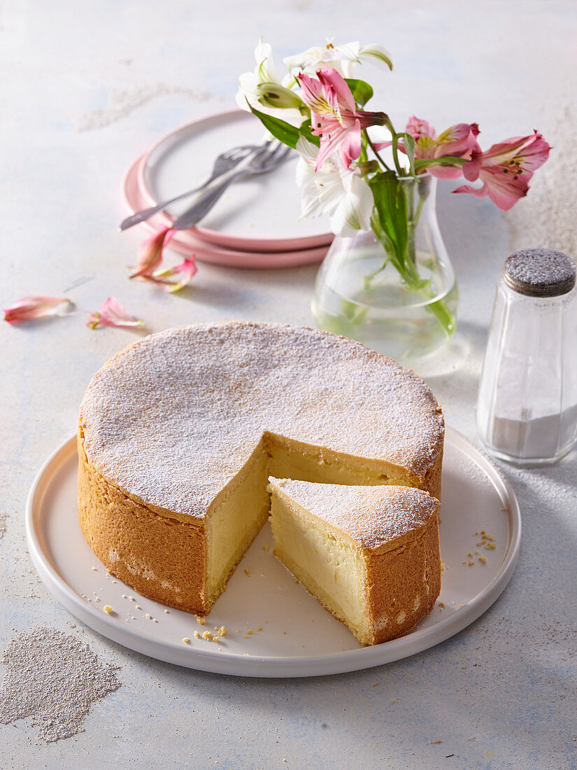 Klassischer Käsekuchen, angeschnitten