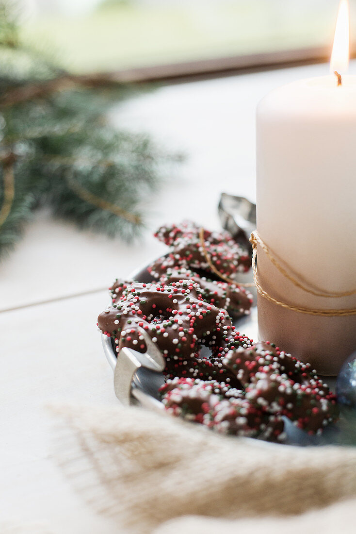 Lebkuchen mit Schokoladenglasur und Zuckerperlen