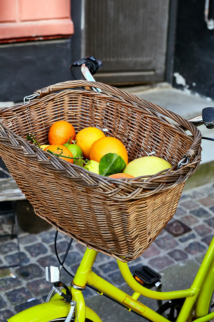 Verschiedene Zitrusfrüchte im Fahrradkorb