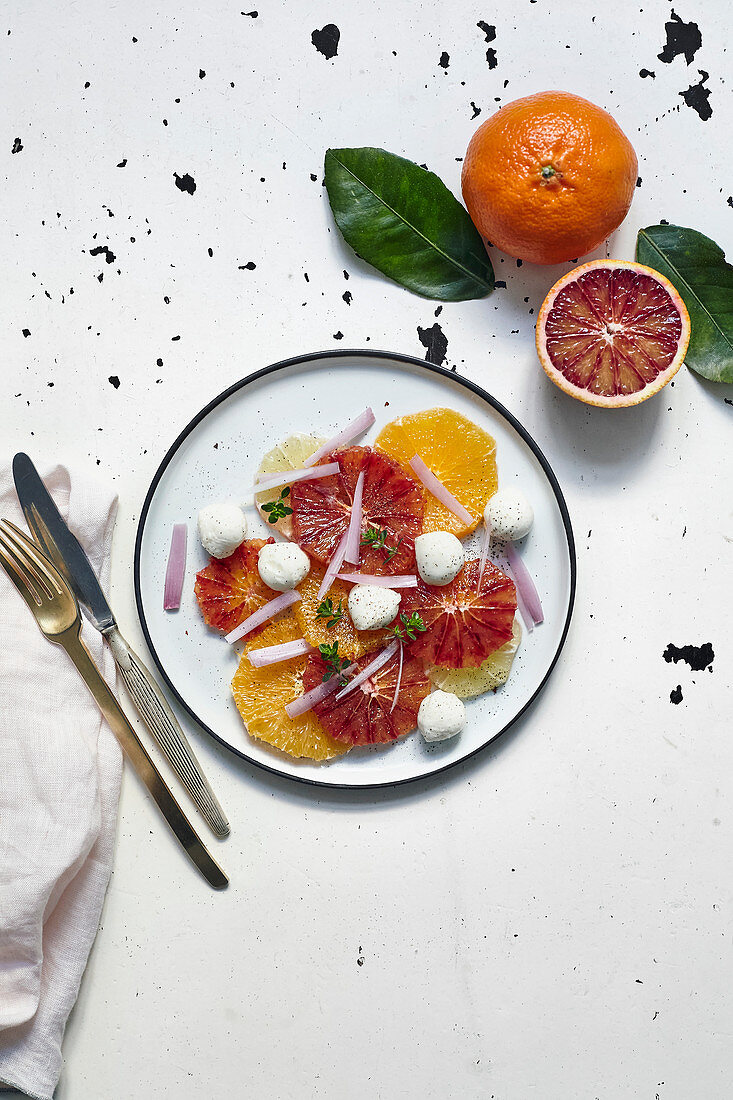 Citrus salad with mozzarella and red onions