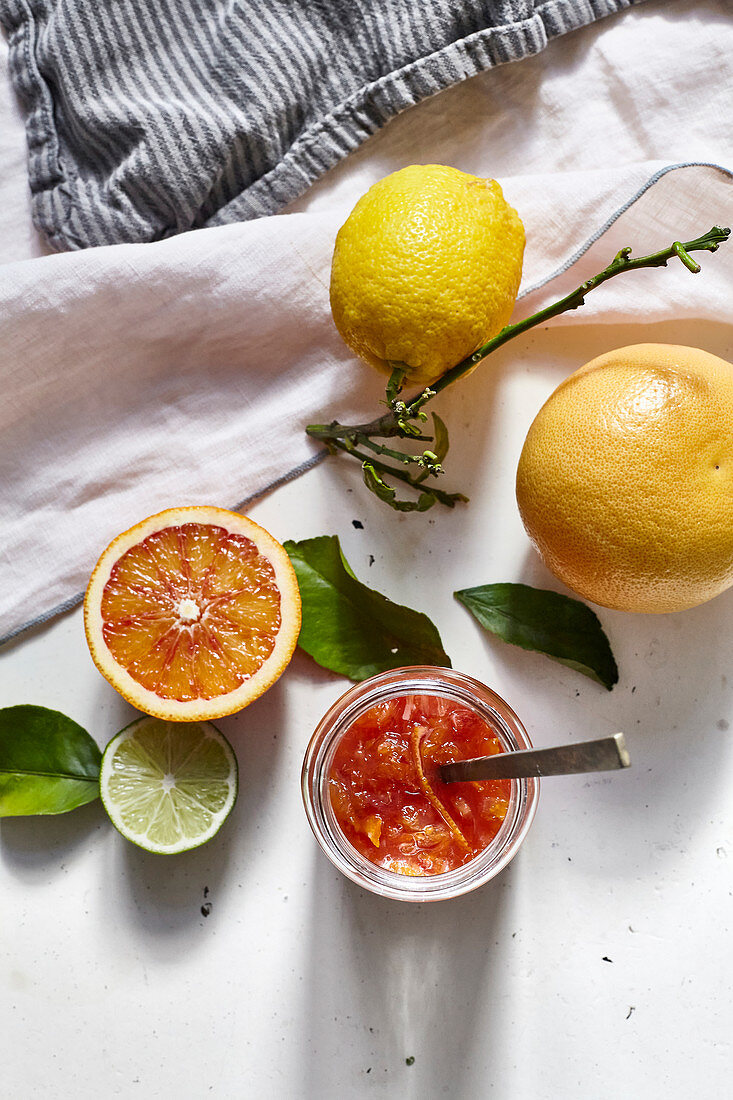 Blutorangenmarmelade im Glas