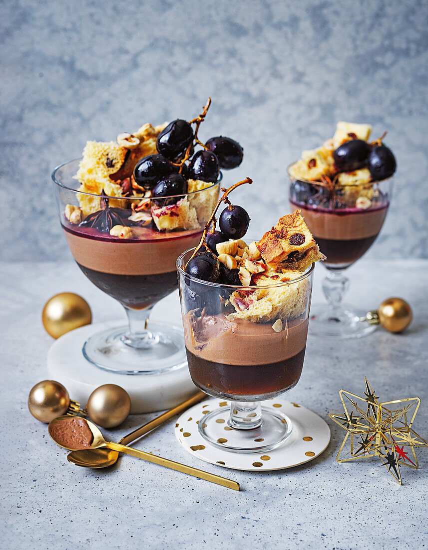 Weihnachtliches Sherry-Schokoladen-Trifle mit Panettonestückchen