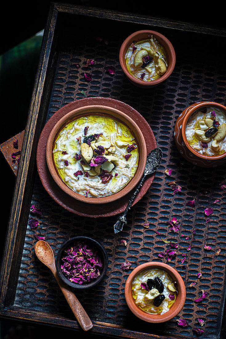 Apfel-Vermicelli-Pudding mit Rosenblättern