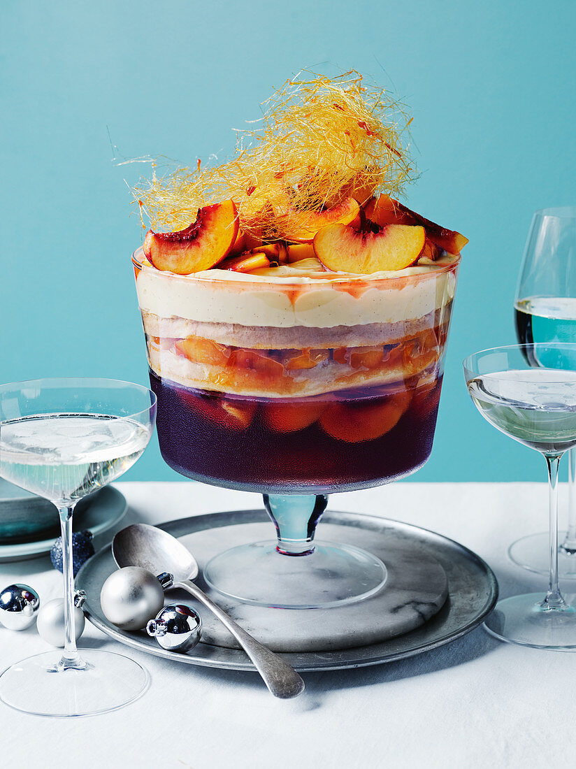 Pfirsich-Trifle mit Roséweingelee und Vanillepudding