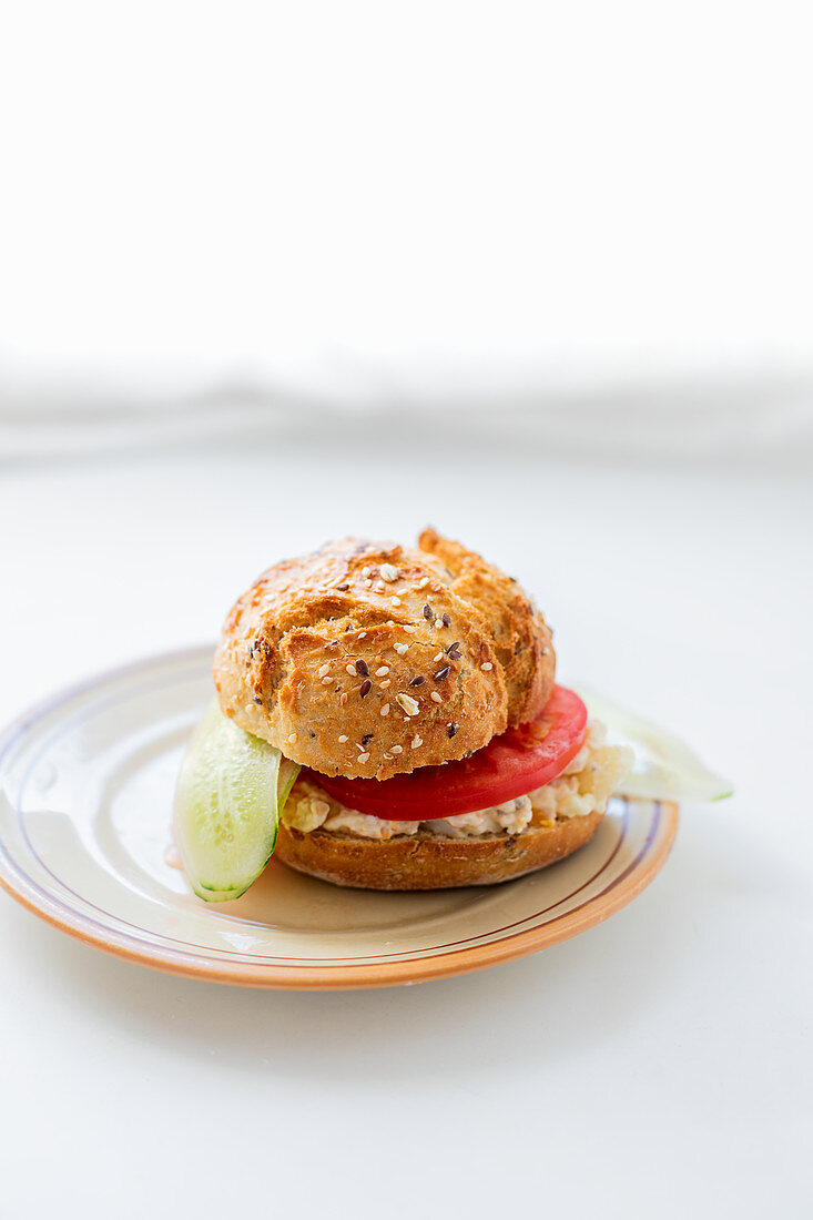 Brötchen mit russischem Salat, Tomate und Gurke