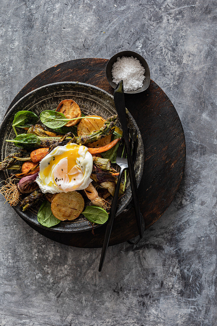 Grilled vegetables with poached egg