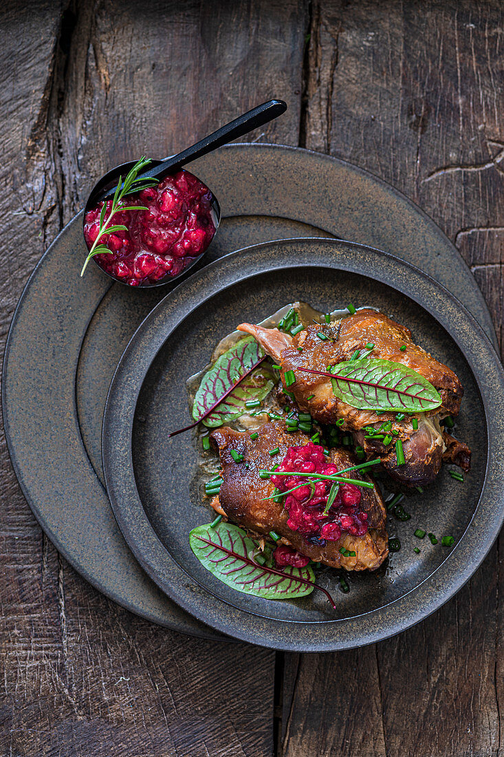 Gebratene Schweinshaxen mit rotem Johannisbeerkompott