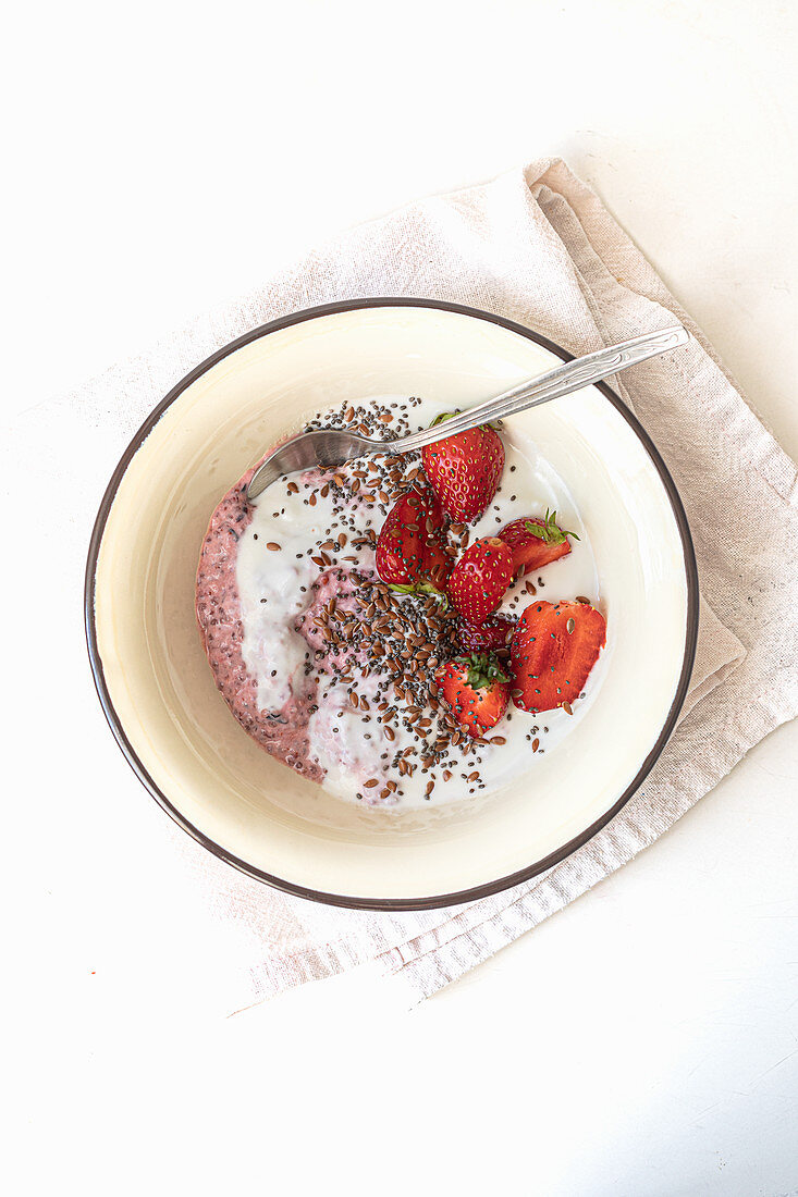 Joghurt mit Erdbeeren, Chia und Leinsamen
