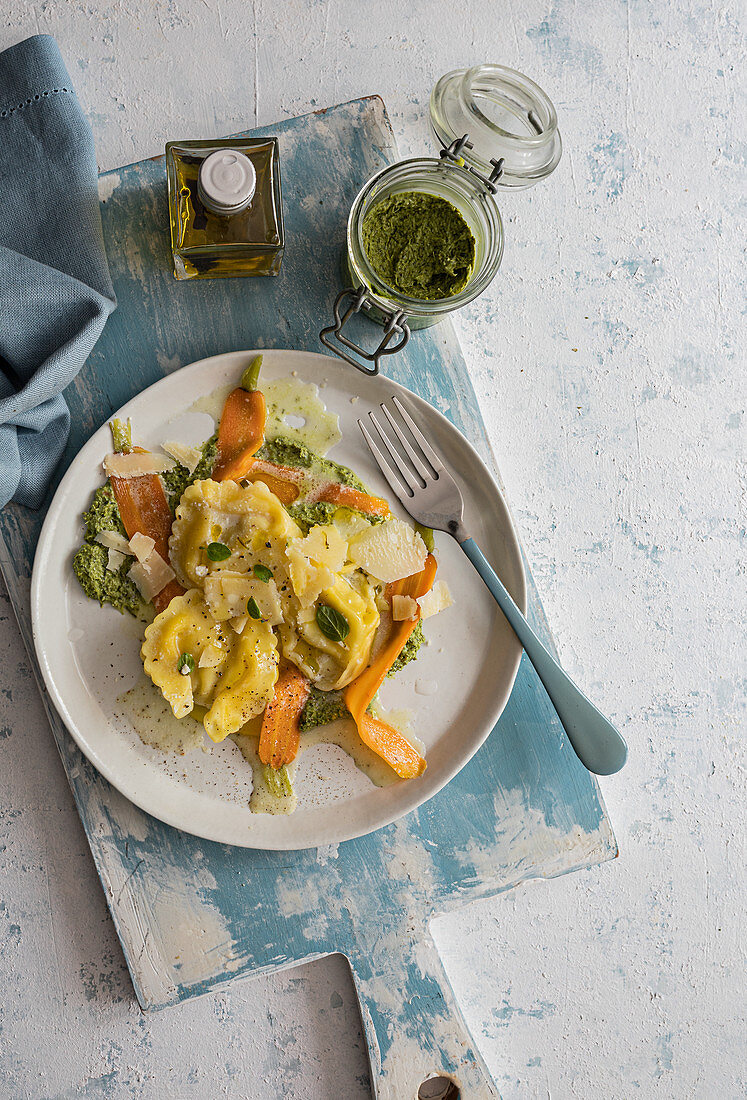 Tortelloni with carrots and herb cream