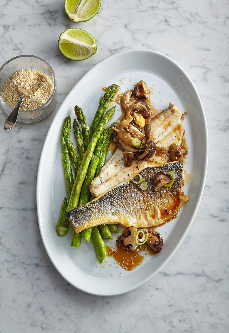 Sea bass fillets with mushrooms and green asparagus