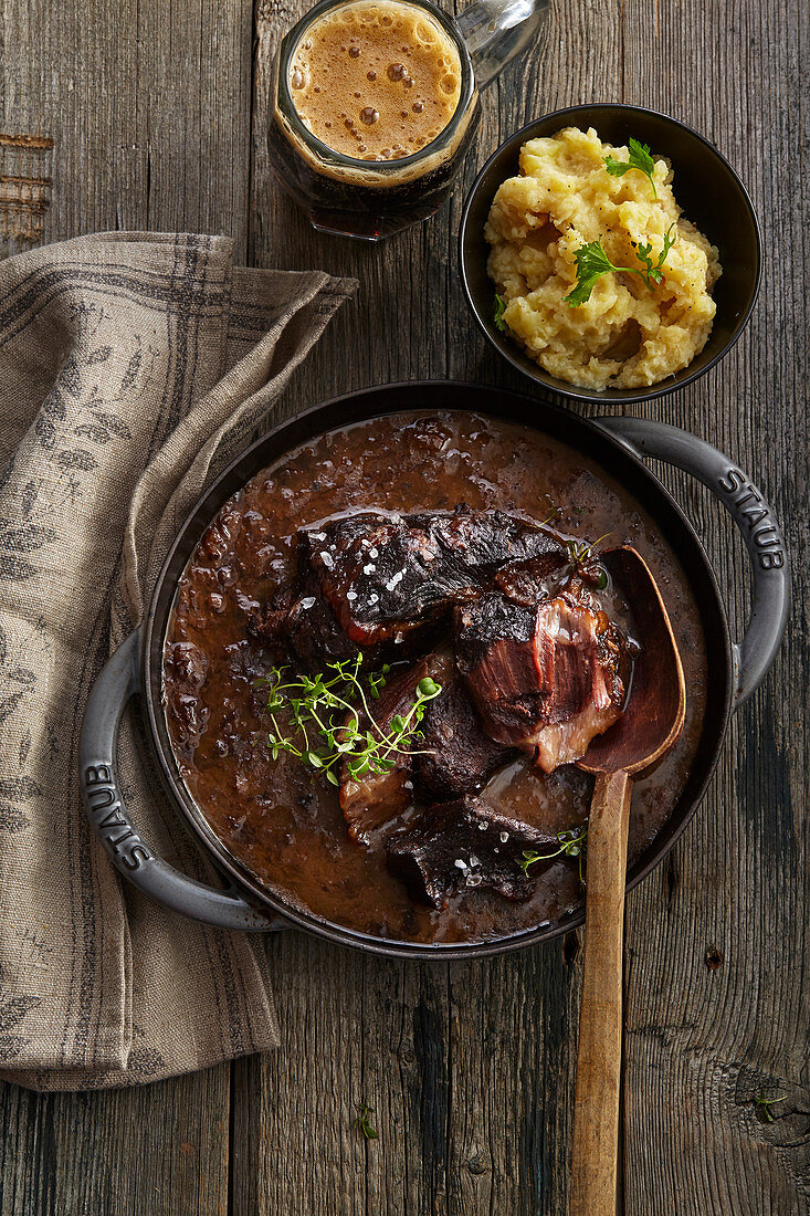 Beef cheeks with ginger and dark beer