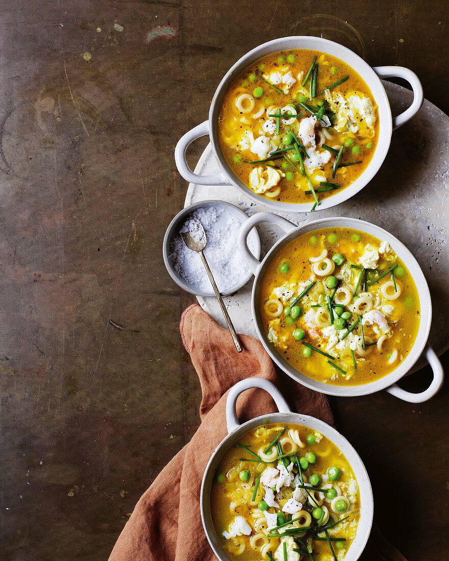 Currysuppe mit Anelli-Nudeln, Krabben, Ei und Erbsen