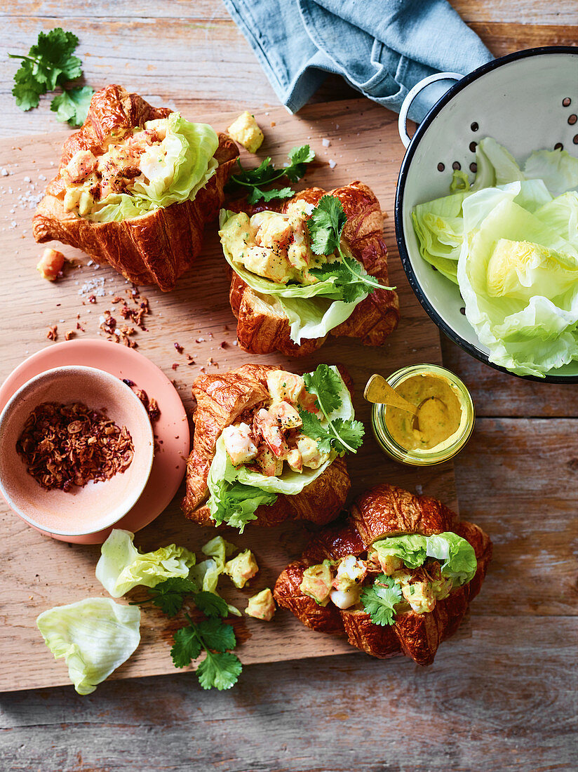 Croissants mit Currygarnelen und Kopfsalat