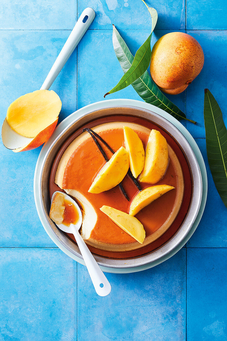 Crème Caramel mit Mango-Mojito-Sirup