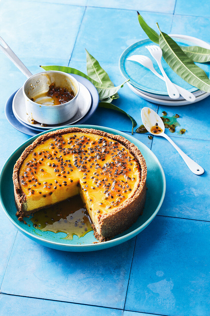 Mango-Käsekuchen mit Honig und Passionsfrucht, angeschnitten