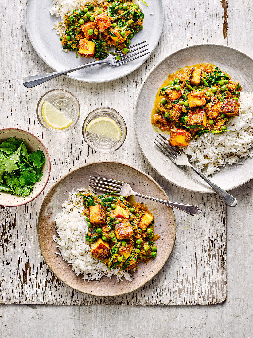 Würziges Paneer-Curry mit Erbsen und Reis