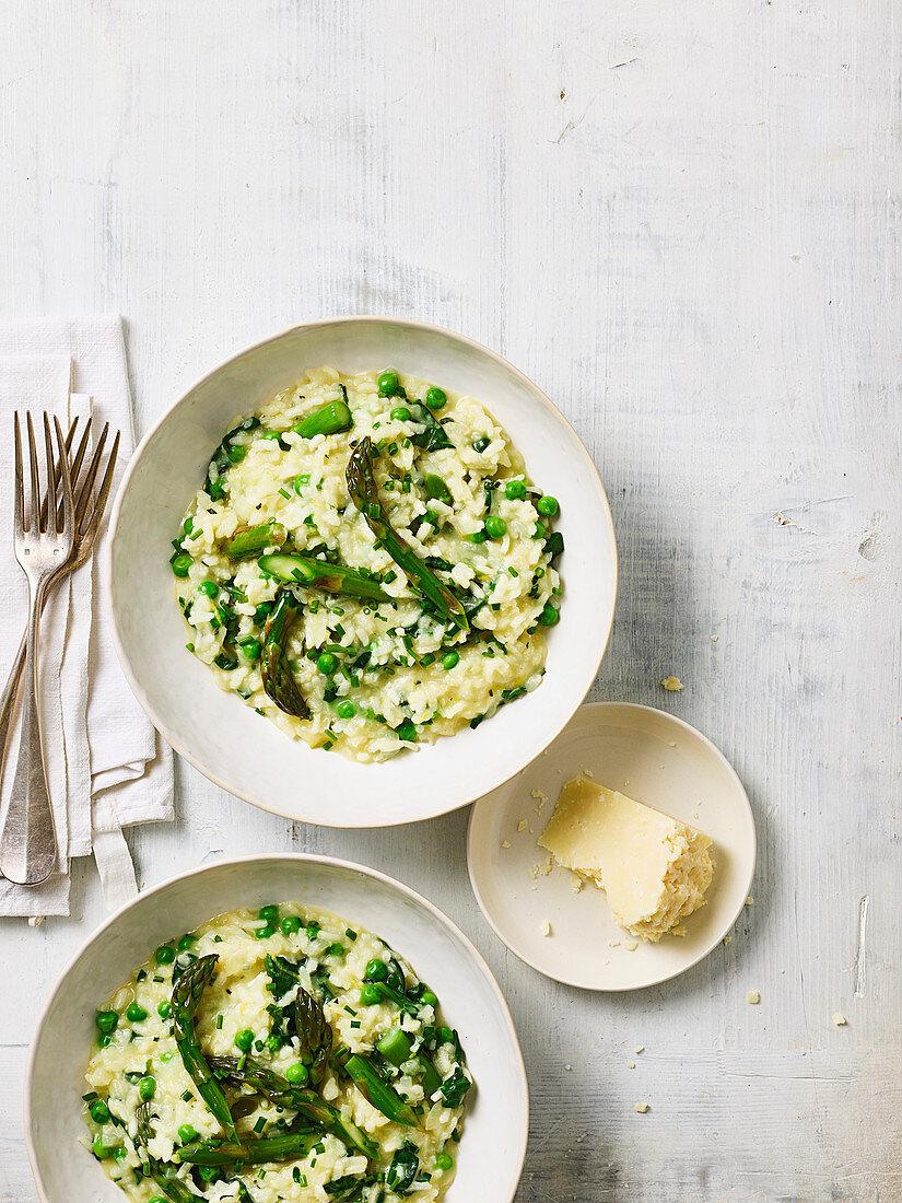 Risotto mit grünem Spargel, Kräutern und Pecorino