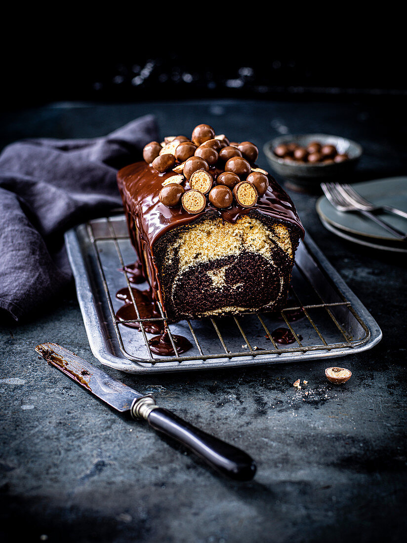 Marmorkuchen mit Schokoglasur und Schokokugeln