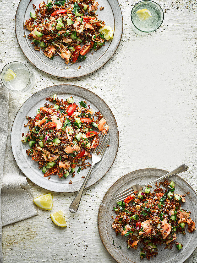 Warmer roter Reissalat mit Kräutern und Lachs