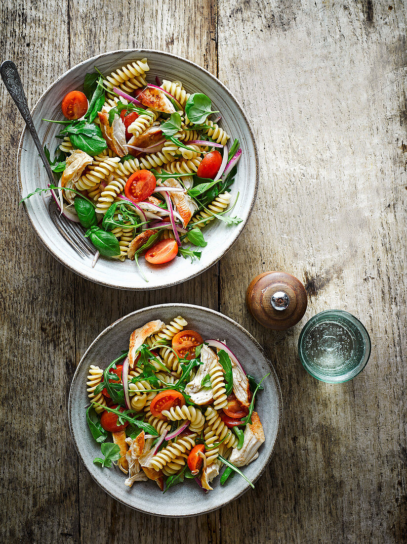 Fusillisalat mit Hähnchen und Kirschtomaten